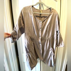 Elegant Gray Button Down Shirt with Classic Collar and Tailored Fit